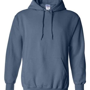 Puede incluir: Una sudadera con capucha de color azul gris&aacute;ceo liso con un bolsillo de canguro en la parte delantera. La sudadera tiene un cord&oacute;n y pu&ntilde;os y dobladillo acanalados. La tela parece ser un material suave y de peso medio. La prenda se muestra sobre un fondo blanco.