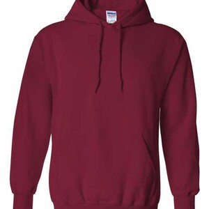 Puede incluir: Una sudadera con capucha burdeos lisa con un bolsillo delantero y un cord&oacute;n. La sudadera tiene pu&ntilde;os y dobladillo de canal&eacute;. La etiqueta de la marca es visible en el interior de la capucha.
