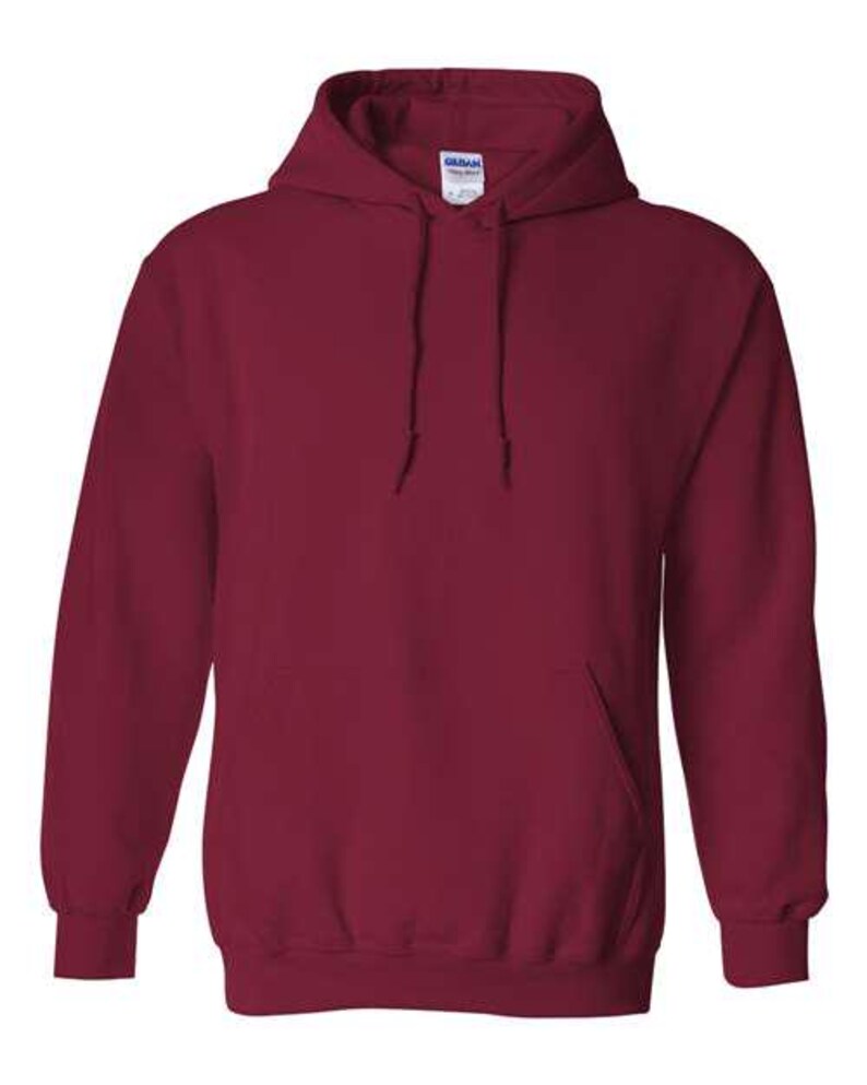 Puede incluir: Una sudadera con capucha burdeos lisa con un bolsillo delantero y un cord&oacute;n. La sudadera tiene pu&ntilde;os y dobladillo de canal&eacute;. La etiqueta de la marca es visible en el interior de la capucha.