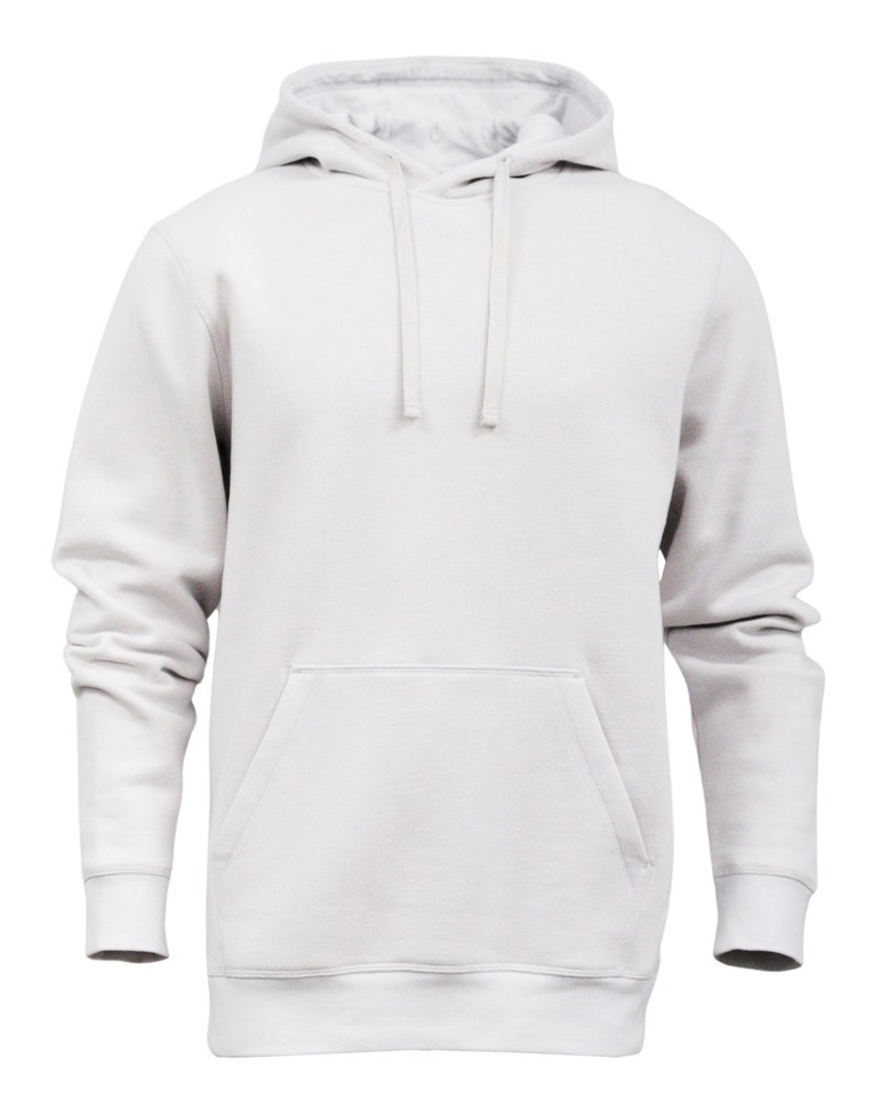 K&ouml;nnte beinhalten: Ein einfarbiger wei&szlig;er Kapuzenpullover mit einer K&auml;ngurutasche auf der Vorderseite.