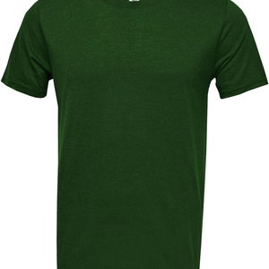 Pode incluir: Uma camiseta de manga curta verde escura com gola redonda.