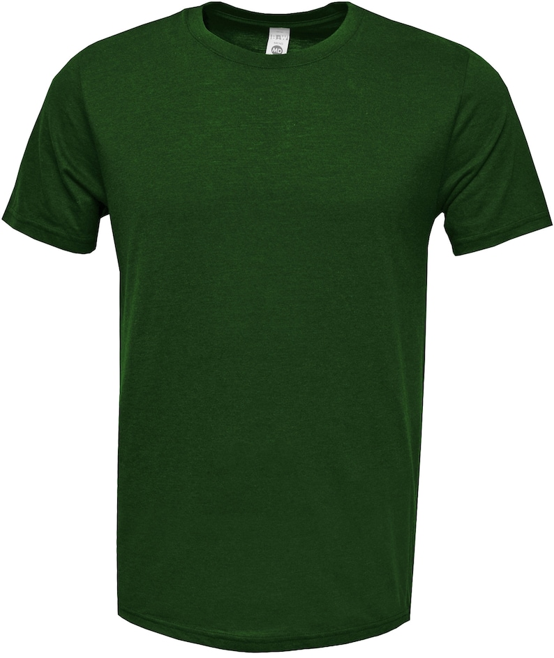 Pode incluir: Uma camiseta de manga curta verde escura com gola redonda.