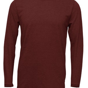 Peut inclure: Un t-shirt &agrave; manches longues de couleur bordeaux fonc&eacute;. Le t-shirt est fait d'un tissu doux et confortable et a une coupe d&eacute;contract&eacute;e.