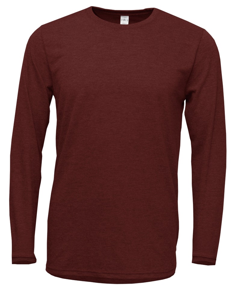 Peut inclure: Un t-shirt &agrave; manches longues de couleur bordeaux fonc&eacute;. Le t-shirt est fait d'un tissu doux et confortable et a une coupe d&eacute;contract&eacute;e.