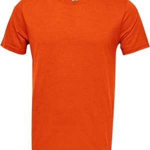 Pode incluir: Uma camiseta lisa de manga curta laranja.