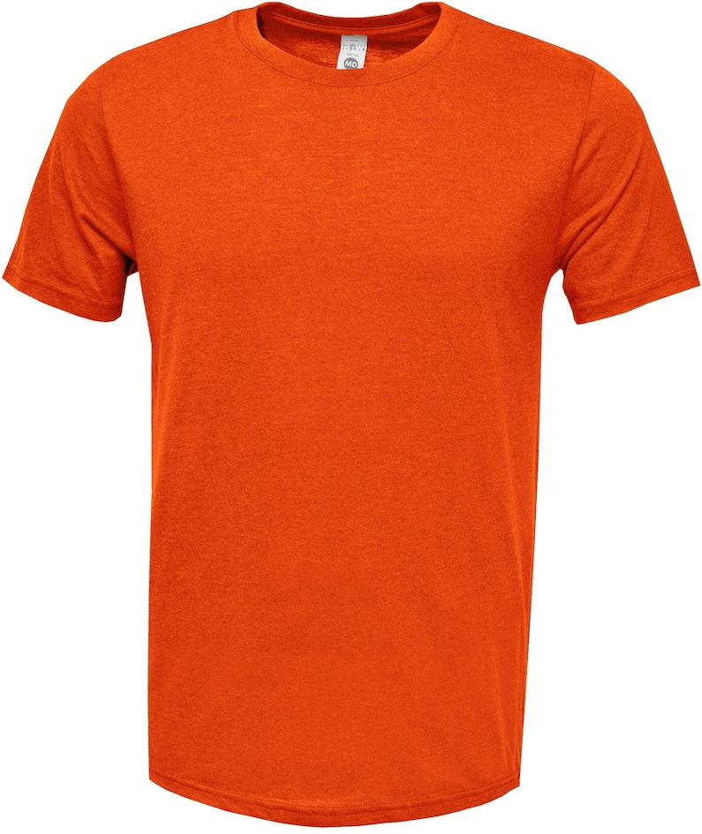 Pode incluir: Uma camiseta lisa de manga curta laranja.