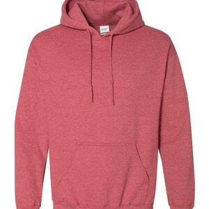 Puede incluir: Una sudadera con capucha de color rojo anaranjado con un bolsillo delantero y cordones. La parte superior de manga larga tiene una capucha y pu&ntilde;os y dobladillo acanalados. La tela tiene un aspecto texturizado.