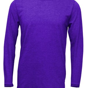 Peut inclure: Un t-shirt &agrave; manches longues de couleur unie violette avec une texture chin&eacute;e.