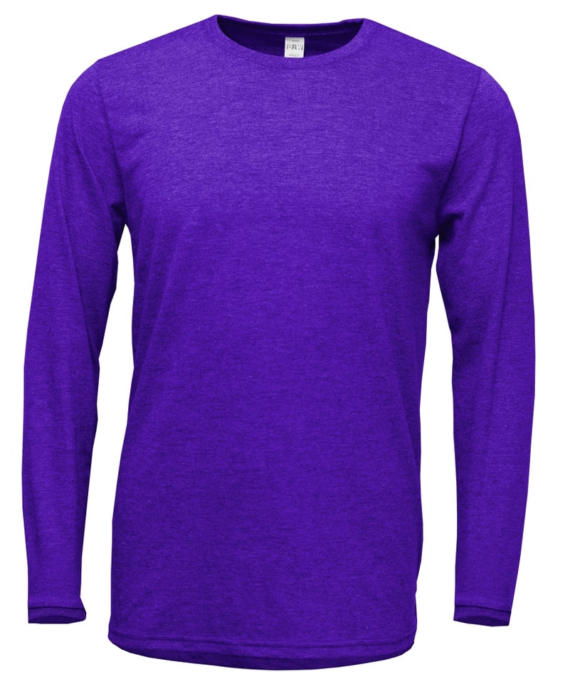 Peut inclure: Un t-shirt &agrave; manches longues de couleur unie violette avec une texture chin&eacute;e.