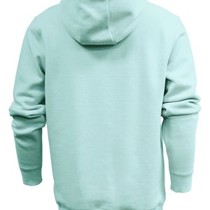 K&ouml;nnte beinhalten: Ein hellblauer Kapuzenpullover mit einer K&auml;ngurutasche.