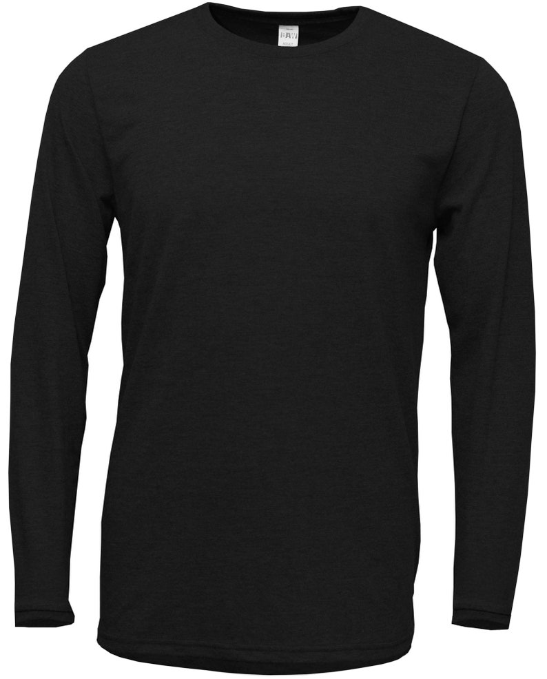 Peut inclure: Un t-shirt noir &agrave; manches longues avec un col rond.