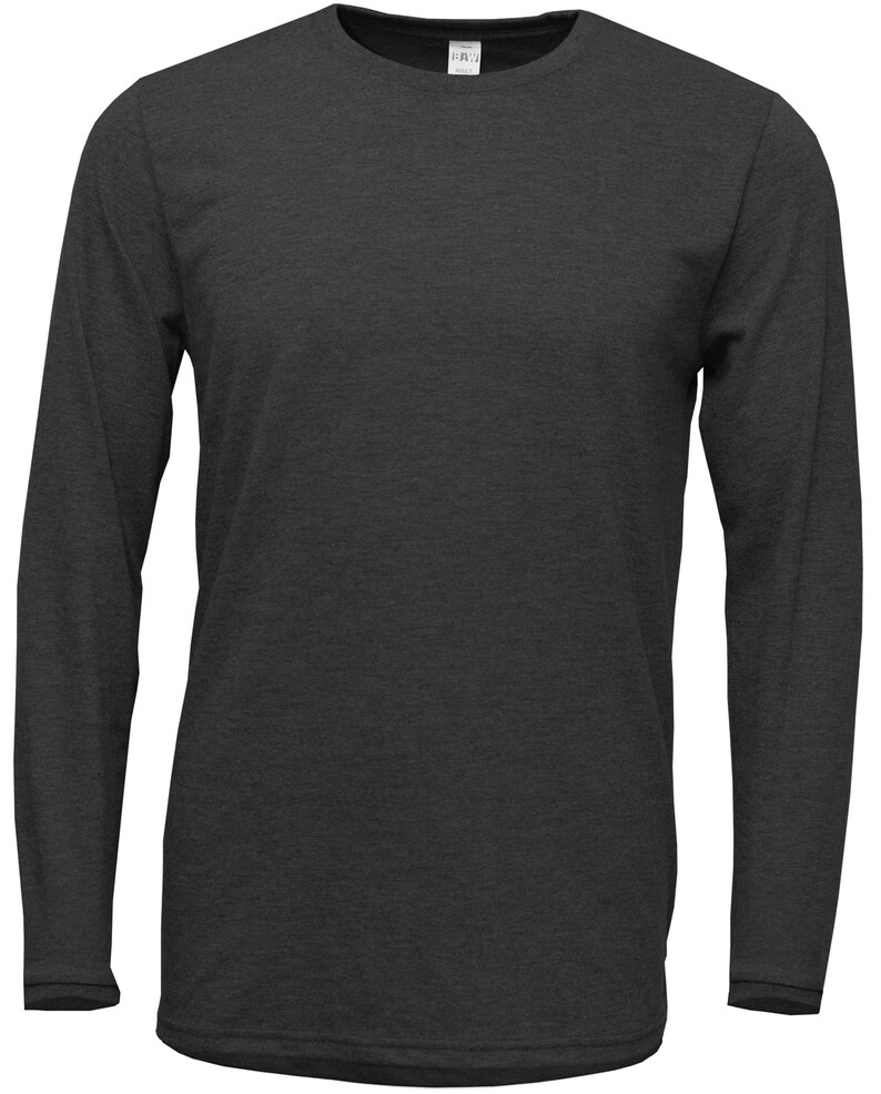 Peut inclure: Un t-shirt &agrave; manches longues gris chin&eacute; fonc&eacute;.
