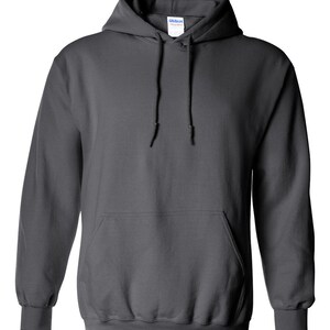 Puede incluir: Una sudadera con capucha gris oscuro con un bolsillo delantero y cord&oacute;n. La sudadera tiene pu&ntilde;os acanalados y un dobladillo inferior acanalado. La marca "Gildan" es visible en la etiqueta dentro de la capucha.