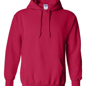 Puede incluir: Una sudadera con capucha roja lisa con bolsillo de canguro y capucha con cord&oacute;n. La sudadera est&aacute; hecha de un material suave y tiene pu&ntilde;os y dobladillo acanalados. La etiqueta de la marca Gildan es visible.