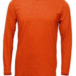 Peut inclure: Un t-shirt &agrave; manches longues de couleur orange chin&eacute;. Le t-shirt a un col rond et une coupe d&eacute;contract&eacute;e.