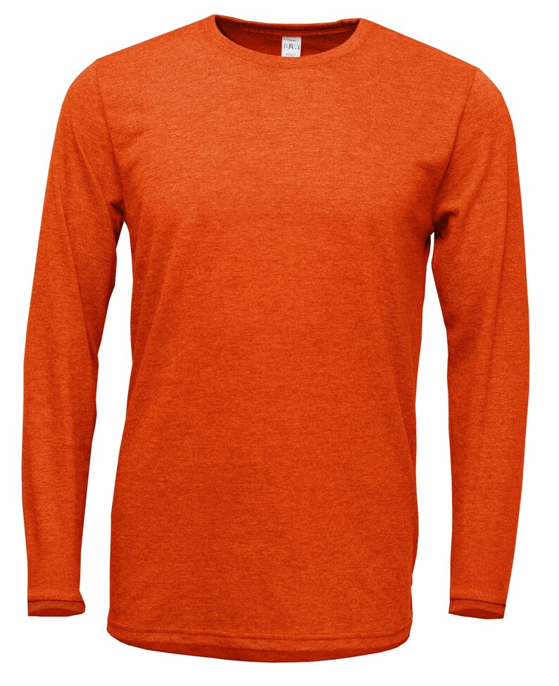 Peut inclure: Un t-shirt &agrave; manches longues de couleur orange chin&eacute;. Le t-shirt a un col rond et une coupe d&eacute;contract&eacute;e.