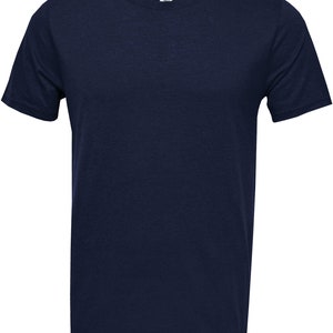 Pode incluir: Uma camiseta lisa azul marinho com mangas curtas e gola redonda.