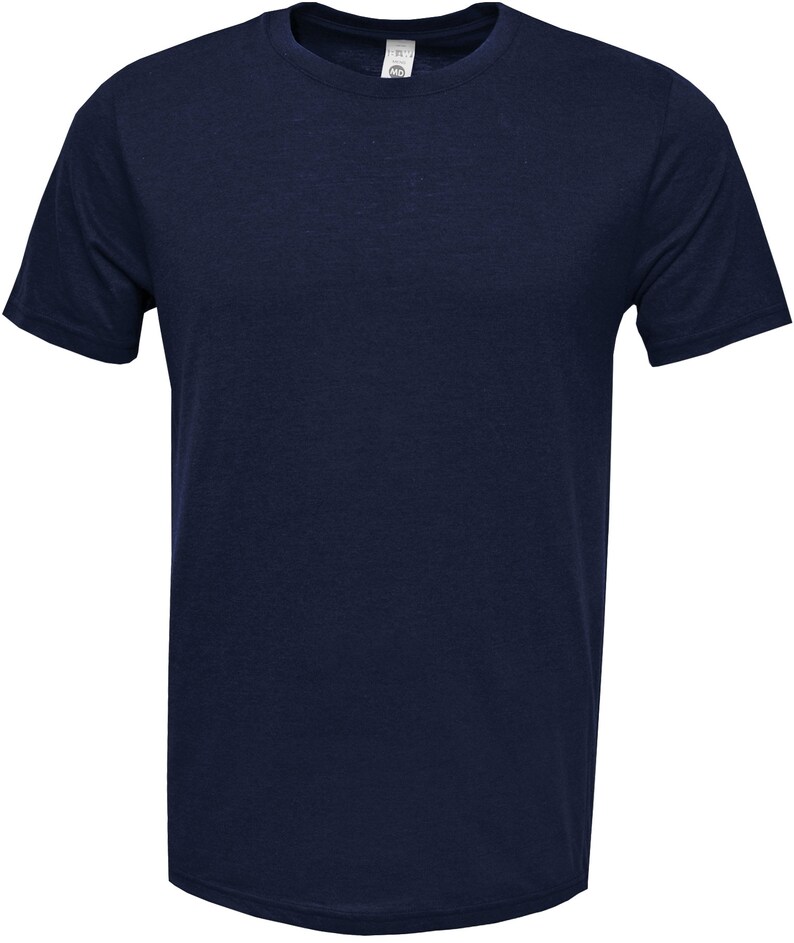 Pode incluir: Uma camiseta lisa azul marinho com mangas curtas e gola redonda.