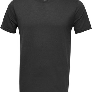 Pode incluir: Uma camiseta preta lisa de gola redonda e mangas curtas.