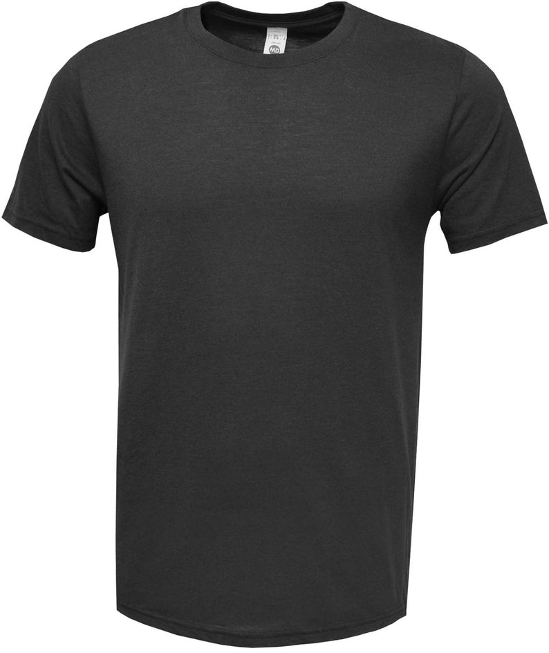 Pode incluir: Uma camiseta preta lisa de gola redonda e mangas curtas.