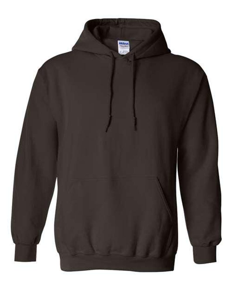 Puede incluir: Una sudadera con capucha marr&oacute;n oscuro con un bolsillo delantero y cord&oacute;n. La parte superior de manga larga tiene pu&ntilde;os acanalados y una capucha con cord&oacute;n. La sudadera est&aacute; hecha de un material suave y c&oacute;modo.