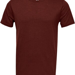 Pode incluir: Uma camiseta de manga curta de cor marrom, feita de um tecido macio e confort&aacute;vel.