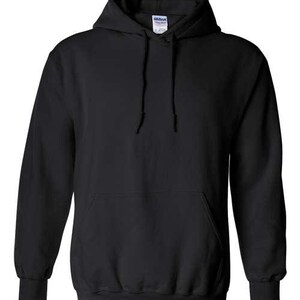 Puede incluir: Una sudadera con capucha negra lisa con un bolsillo delantero y una capucha con cord&oacute;n. La sudadera tiene pu&ntilde;os y dobladillo de canal&eacute;. Una peque&ntilde;a etiqueta es visible en la capucha.