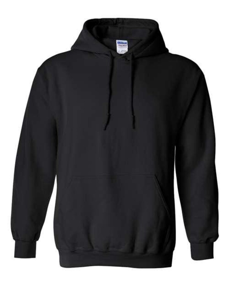 Puede incluir: Una sudadera con capucha negra lisa con un bolsillo delantero y una capucha con cord&oacute;n. La sudadera tiene pu&ntilde;os y dobladillo de canal&eacute;. Una peque&ntilde;a etiqueta es visible en la capucha.