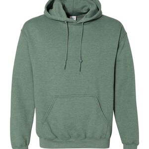 Puede incluir: Una sudadera con capucha verde con bolsillo de canguro y capucha con cord&oacute;n. La sudadera est&aacute; hecha de un material suave y c&oacute;modo. El color es un verde apagado.