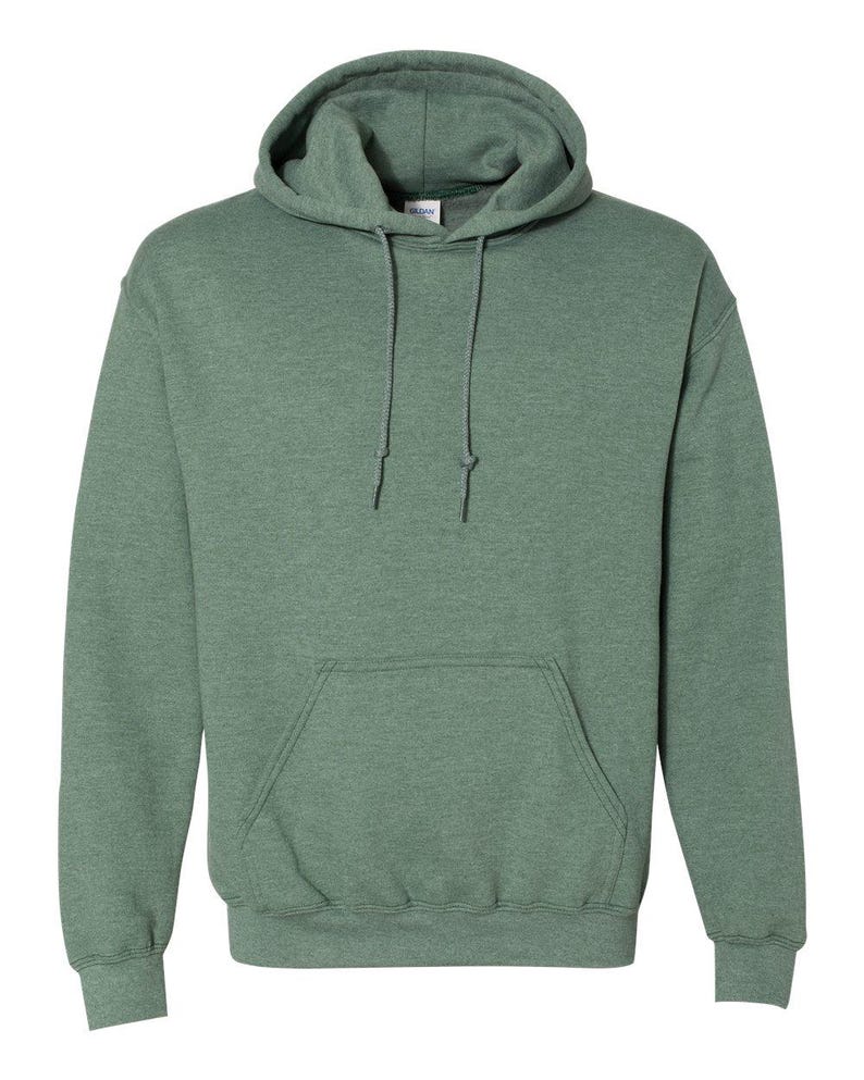 Puede incluir: Una sudadera con capucha verde con bolsillo de canguro y capucha con cord&oacute;n. La sudadera est&aacute; hecha de un material suave y c&oacute;modo. El color es un verde apagado.