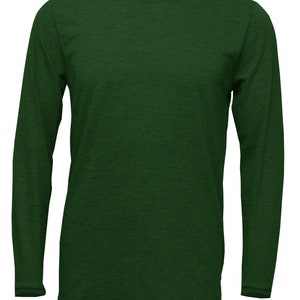 Peut inclure: Un t-shirt &agrave; manches longues vert fonc&eacute; avec un col rond.