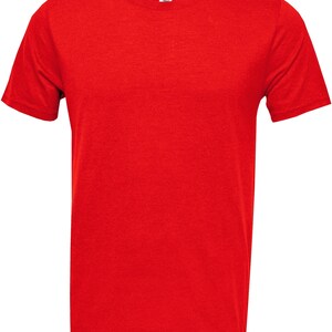Pode incluir: Uma camiseta vermelha lisa de manga curta.