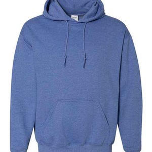 Puede incluir: Una sudadera con capucha azul con un bolsillo delantero y una capucha con cord&oacute;n. La sudadera es de color liso y tiene pu&ntilde;os y dobladillo acanalados. La tela parece ser un material suave y c&oacute;modo.
