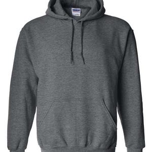 Puede incluir: Una sudadera con capucha gris carb&oacute;n con cord&oacute;n y bolsillo tipo canguro. La sudadera tiene mangas largas y una capucha. La etiqueta Gildan es visible en el interior de la capucha.