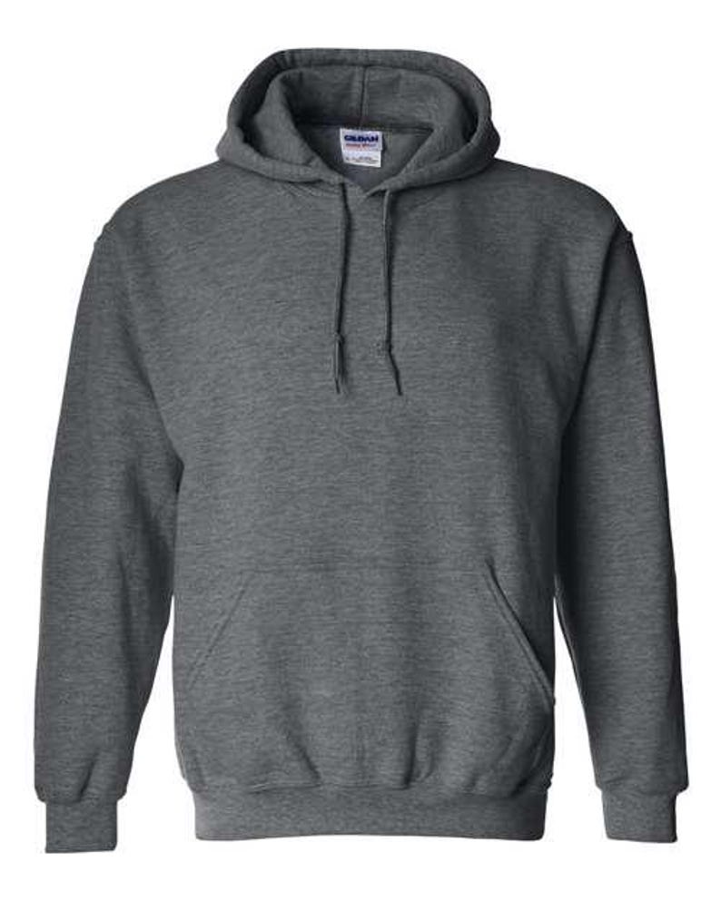 Puede incluir: Una sudadera con capucha gris carb&oacute;n con cord&oacute;n y bolsillo tipo canguro. La sudadera tiene mangas largas y una capucha. La etiqueta Gildan es visible en el interior de la capucha.