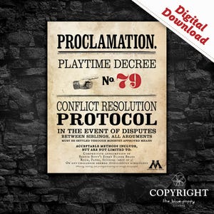 Könnte beinhalten: Eine weiße Keramik-Tasse mit schwarzem Henkel und dem Text "But first, coffee" in schwarzer, handschriftlicher Schrift. Die Tasse steht auf einer weißen Oberfläche.