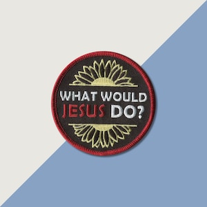 Könnte beinhalten: Ein brauner gestickter Aufnäher mit rotem Rand und einem gelben Sonnenblumenmuster. Der Text "WHAT WOULD JESUS DO?" ist in weißen und roten Buchstaben geschrieben.