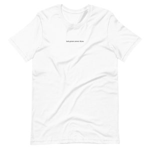 Bad Grass non muore mai. / T-shirt minimalista unisex Quote / Ispirata alle esperienze autentiche / Story Card inclusa
