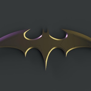 Puede incluir: Un símbolo de murciélago dorado estilizado con bordes afilados y curvos y un degradado púrpura. El emblema está sobre un fondo gris oscuro, creando un contraste llamativo. El diseño recuerda a un logotipo de superhéroe.