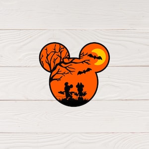 Könnte beinhalten: Orange und schwarze Silhouette von Mickey Mouse und Minnie Mouse vor einer gruseligen Halloween-Szene mit einem Halbmond und einem kahlen Baum.