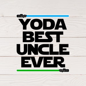 Pode incluir: Um fundo de madeira branca com texto preto que diz "Yoda Best Uncle Ever". Existem dois sabres de luz, um azul e um verde, com alças pretas.