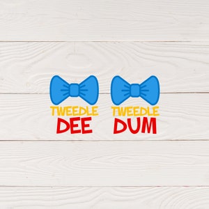 Könnte beinhalten: Zwei blaue Fliegen mit gelben Zentren, einer sagt "TWEEDLE DEE" und der andere sagt "TWEEDLE DUM" in roten Buchstaben.