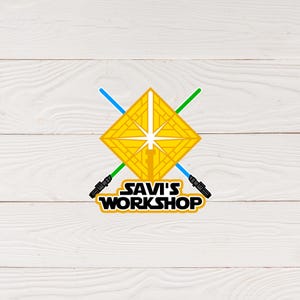 Könnte beinhalten: Ein gelbes, rautenförmiges Logo mit einem weißen Stern in der Mitte und zwei gekreuzten Lichtschwertern. Der Text "Savi's Workshop" befindet sich unter dem Logo.