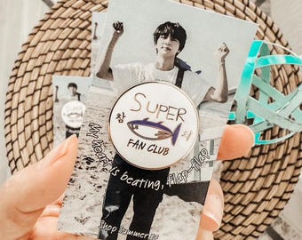 BTS ジン HAPPY アルバム Journey デザイン ピンバッジ