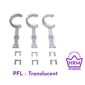 Puede incluir: Tres ganchos de pl&aacute;stico transl&uacute;cido en forma de C con clips rectangulares a juego. Los ganchos tienen un v&aacute;stago con un logotipo y est&aacute;n etiquetados como "PFL - Translucent". El dise&ntilde;o es de HRM Studios.