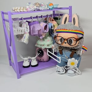 Lila Puppenkleidung Schrank - Kompatibel mit Labubu Kleidung Designer - 17 cm Puppe oder Labubu Outfits - w / Schuh & Zubehör Lagerung + Kleiderbügel
