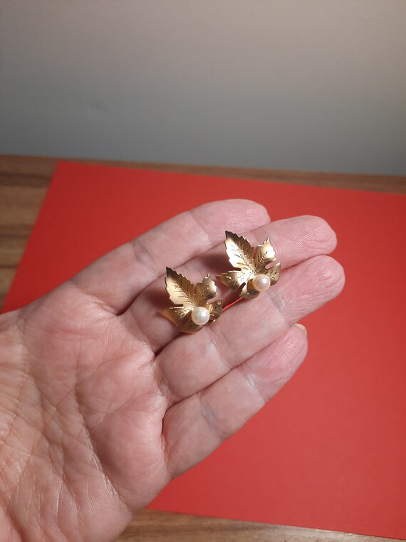 Vintage Gold Tone Leaf Clip On Earrings Pearl Gol… - image 3