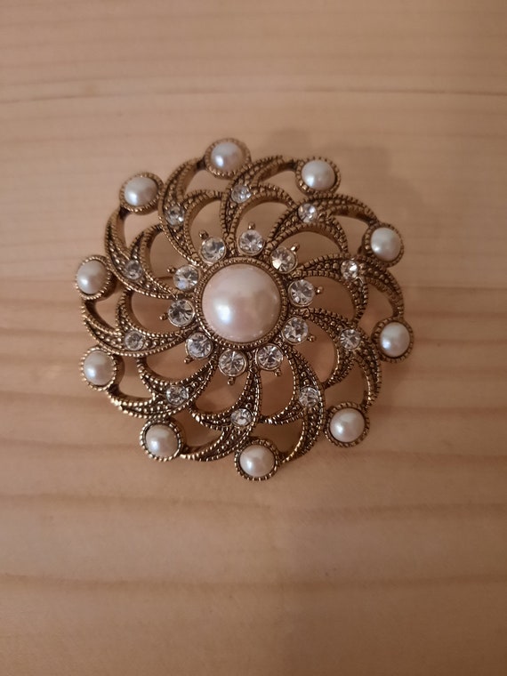 Vintage MONET Women Fashion Pearl Rhinestone Gold… - image 1