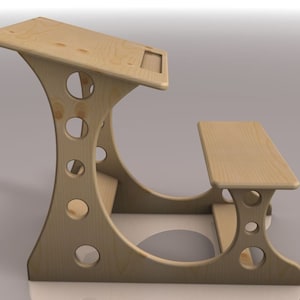 Peut inclure: Un ensemble de bureau et de chaise en bois avec un design unique comprenant un dossier incurvé et de multiples découpes circulaires. Le bureau a une surface plane et la chaise a un siège rectangulaire simple.