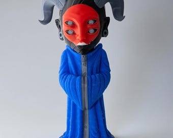 Könnte beinhalten: 3D-gedruckte Figur einer gehörnten Figur mit roter Maske mit vier Augen und blauem Gewand. Die Figur hat graue Hörner, einen schwarzen Bart und graue Akzente auf dem Gewand.